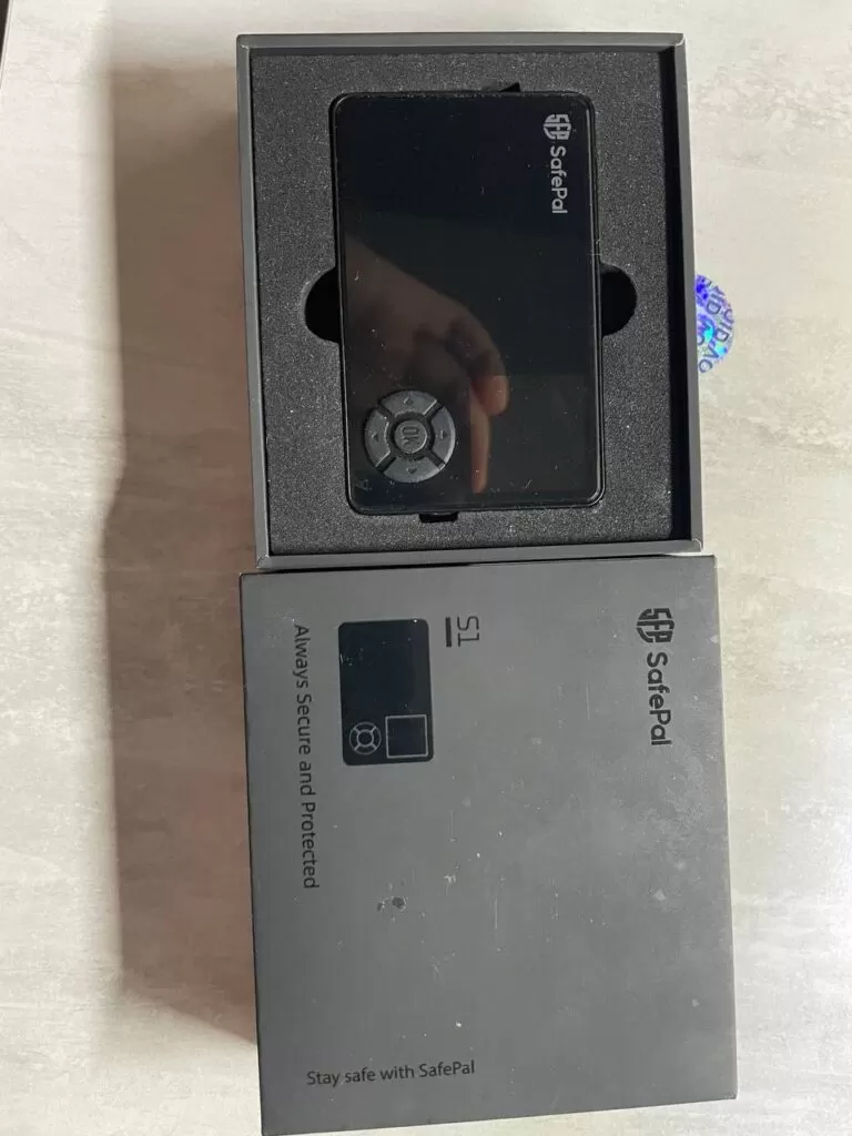 Unpacking Safepal wallet box
